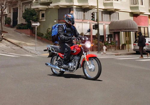 yamaha-yb-125-calle-lifestyle